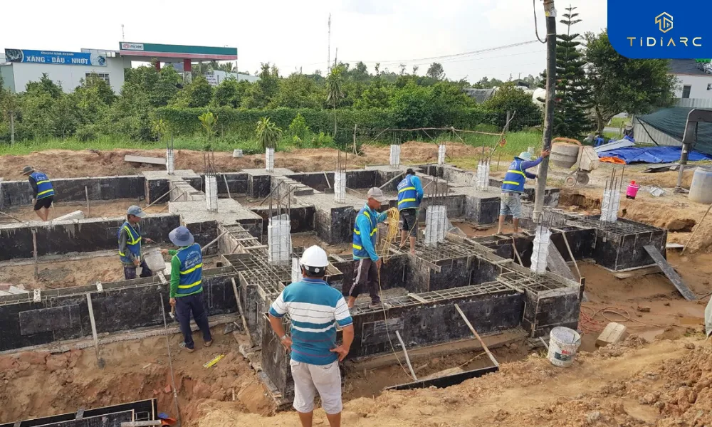 Đổ bê tông móng