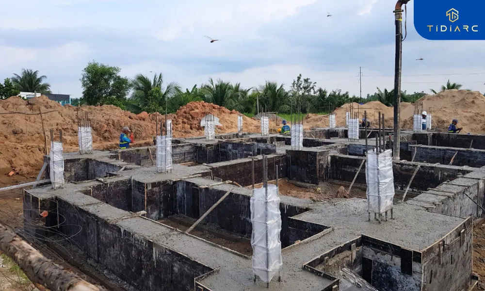 Đổ bê tông móng