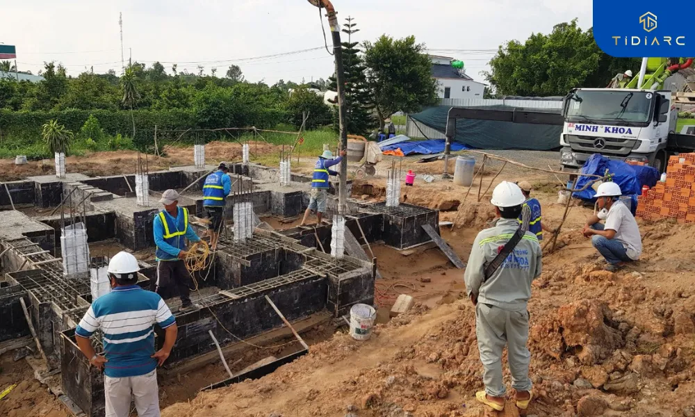 Đổ bê tông móng