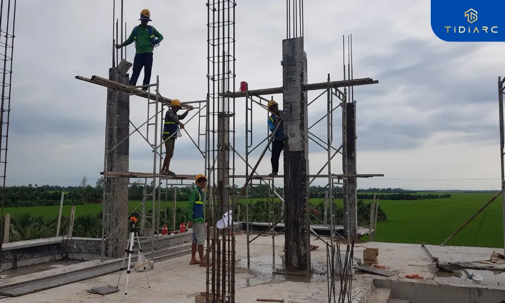 Gia công cốt thép cột và đổ bê tông phào ngăn tầng