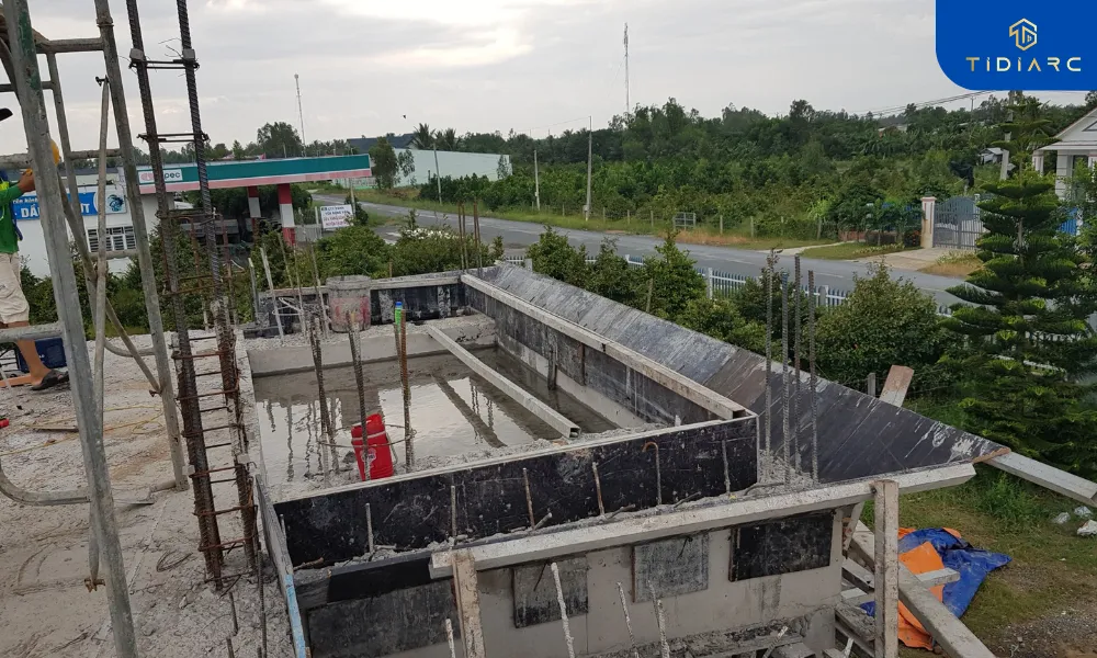 Gia công cốt thép cột và đổ bê tông phào ngăn tầng