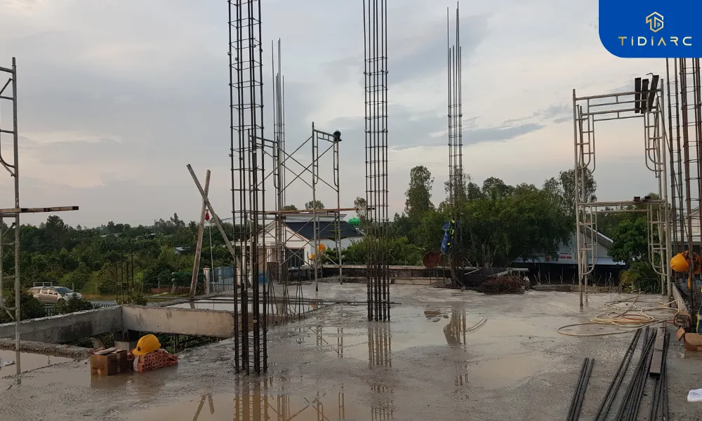 Gia công cốt thép cột và đổ bê tông phào ngăn tầng