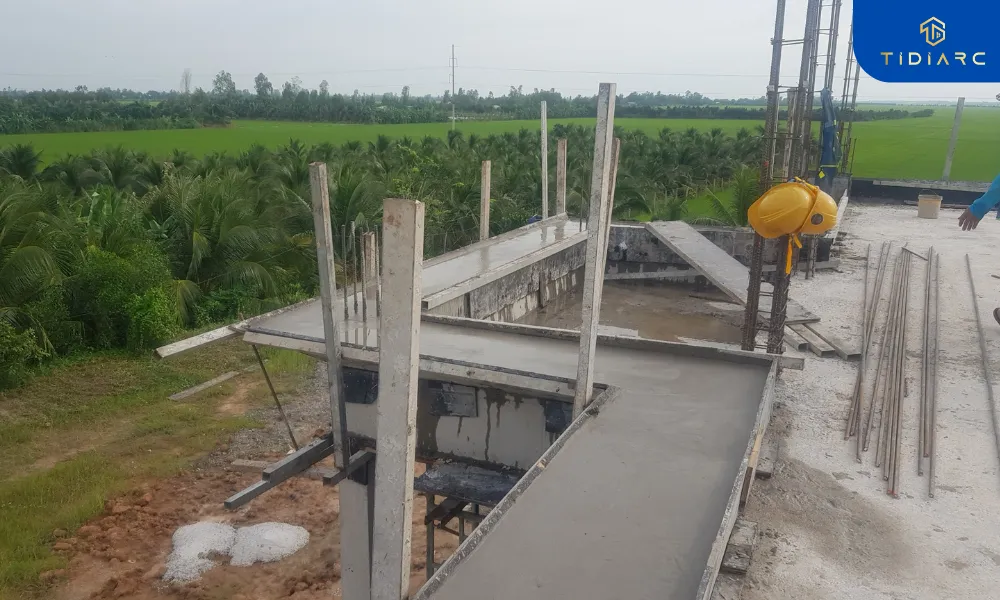 Gia công cốt thép cột và đổ bê tông phào ngăn tầng