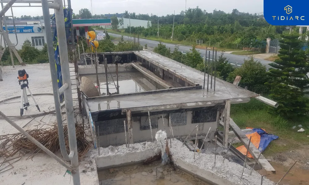 Gia công cốt thép cột và đổ bê tông phào ngăn tầng