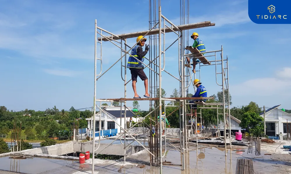 Gia công cốt thép cột và đổ bê tông phào ngăn tầng