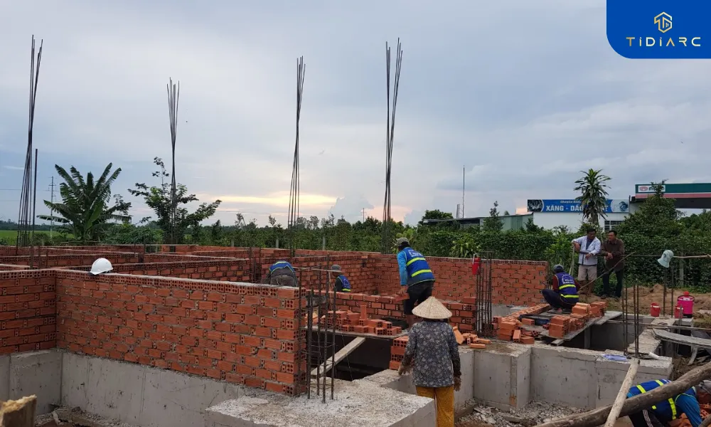 Tháo dỡ coppha và xây tường cổ móng