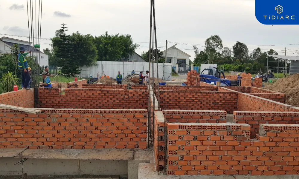 Tháo dỡ coppha và xây tường cổ móng