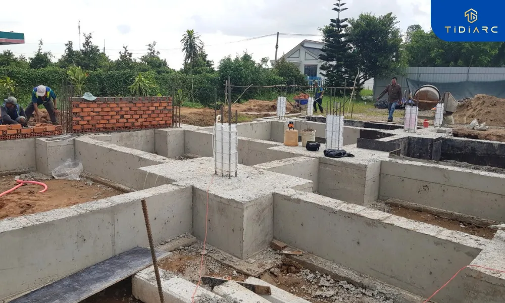 Tháo dỡ coppha và xây tường cổ móng