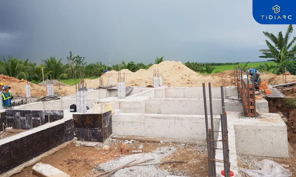 Tháo dỡ coppha và xây tường cổ móng