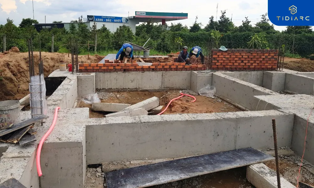 Tháo dỡ coppha và xây tường cổ móng