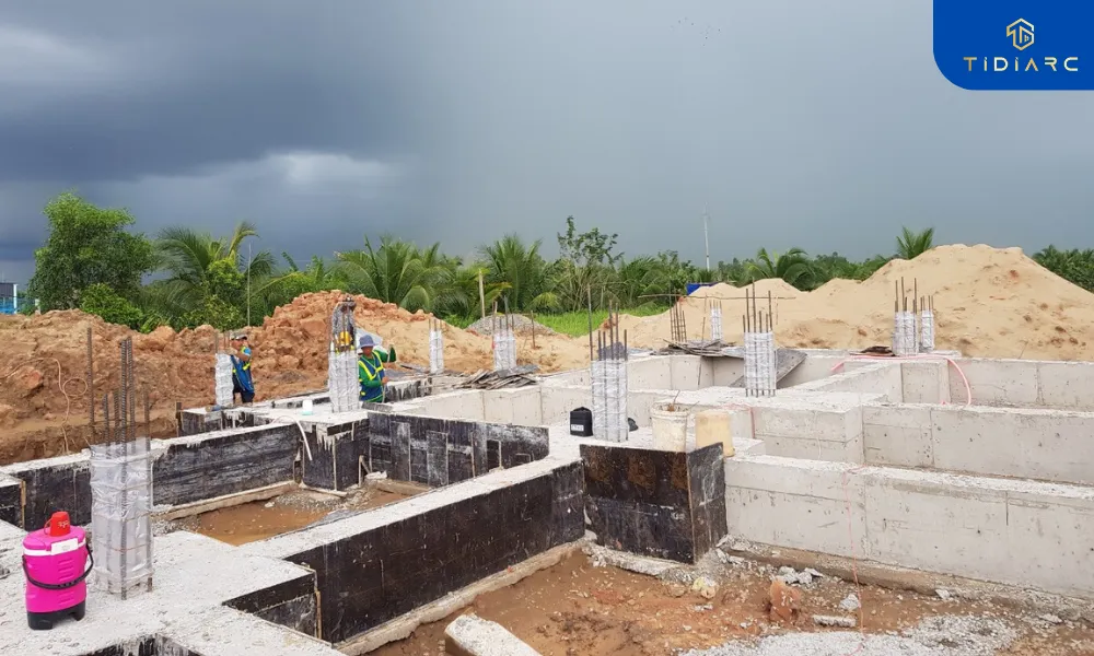 Tháo dỡ coppha và xây tường cổ móng