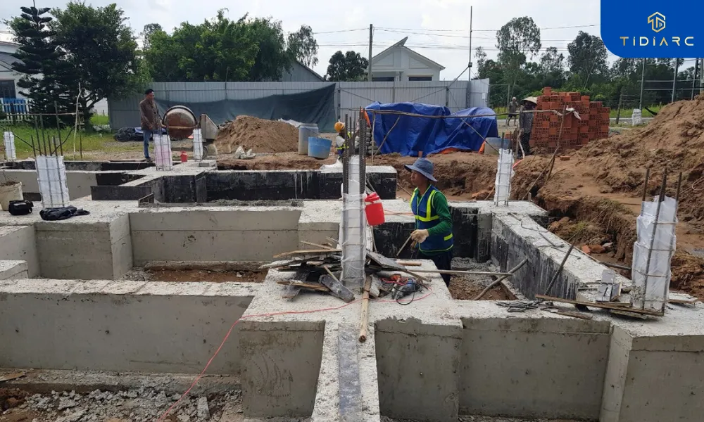 Tháo dỡ coppha và xây tường cổ móng