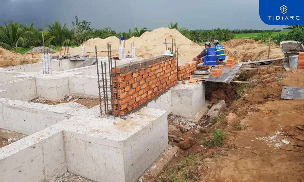 Tháo dỡ coppha và xây tường cổ móng