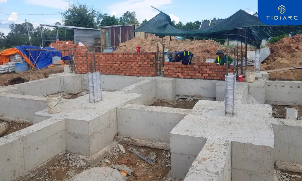 Tháo dỡ coppha và xây tường cổ móng