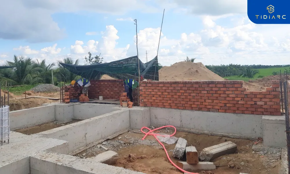 Tháo dỡ coppha và xây tường cổ móng