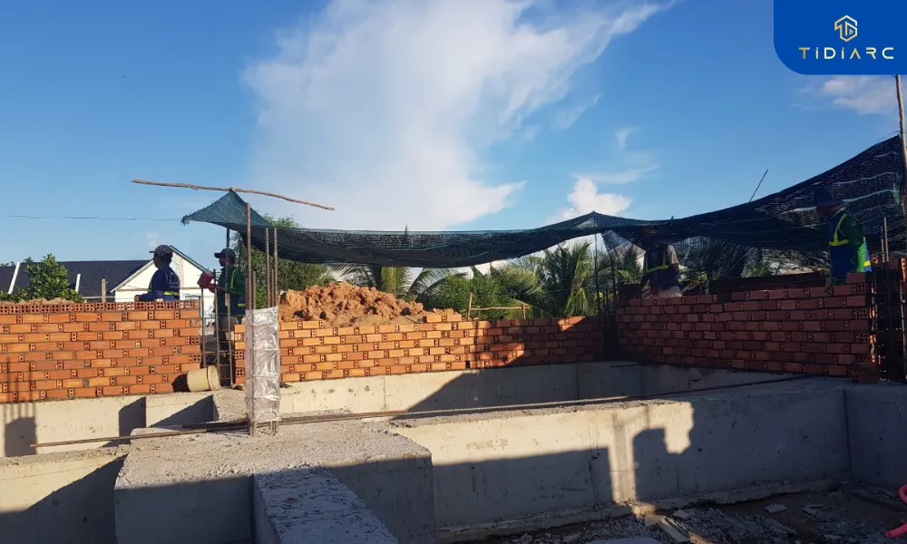 Tháo dỡ coppha và xây tường cổ móng