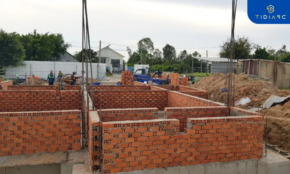 Tháo dỡ coppha và xây tường cổ móng